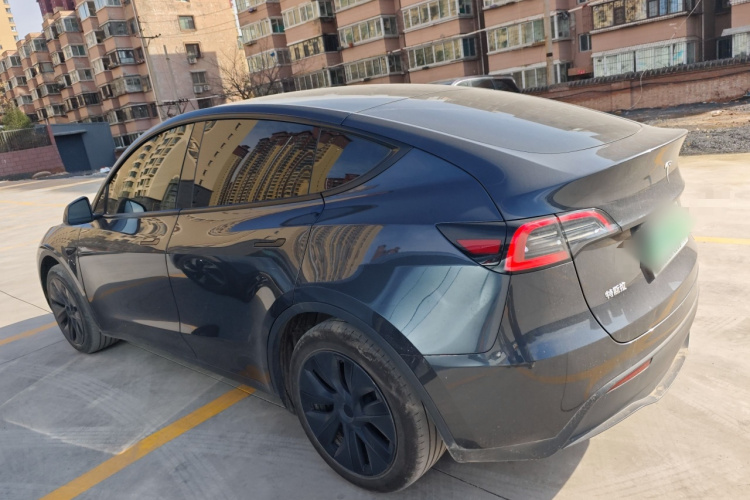 特斯拉 Model Y 2024款 后轮驱动版车身外观4