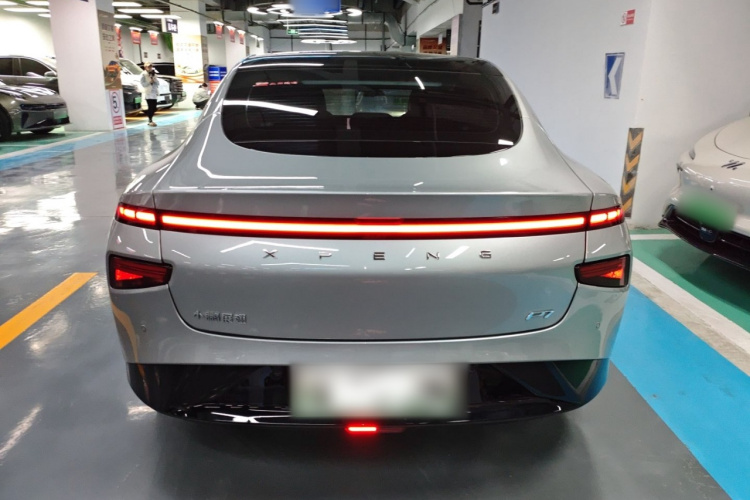 小鹏P7 2022款 480E车身外观6