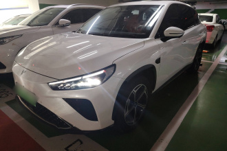 哪吒汽车 哪吒L 2024款 增程 220 闪充版