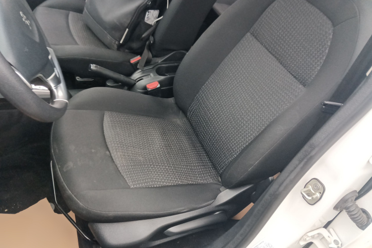 标致301 2016款 1.6L 自动舒适版局部细节19