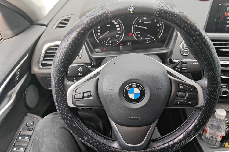 宝马1系 2020款 120i 时尚型中控内饰13