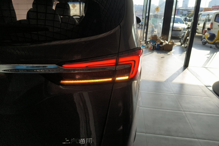 别克GL8 2021款 陆上公务舱 652T 舒适型车身外观9