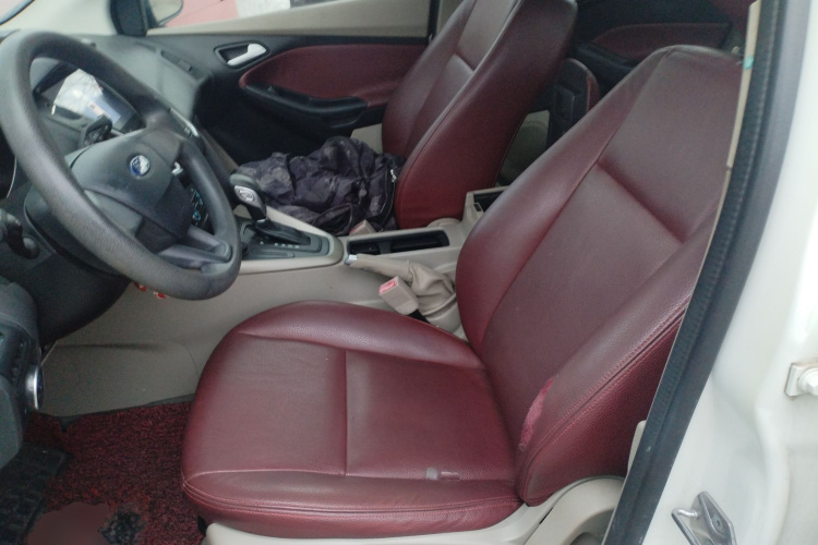 福特 福克斯 2015款 三厢 1.6L 自动舒适型中控内饰19