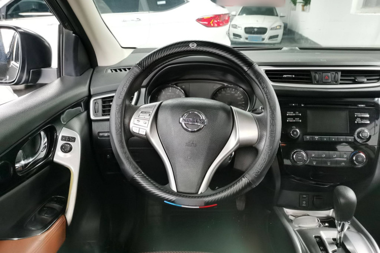 日产 逍客 2016款 2.0L CVT精英版中控内饰13