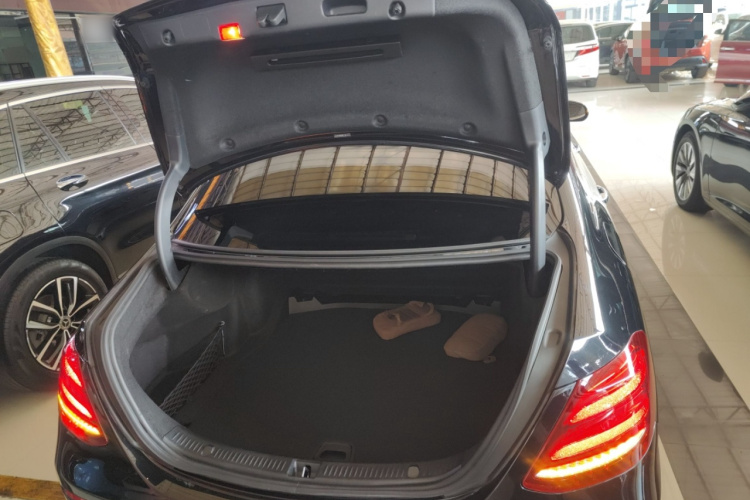 奔驰E级 2019款 改款 E 300 L 运动时尚型机舱底盘23