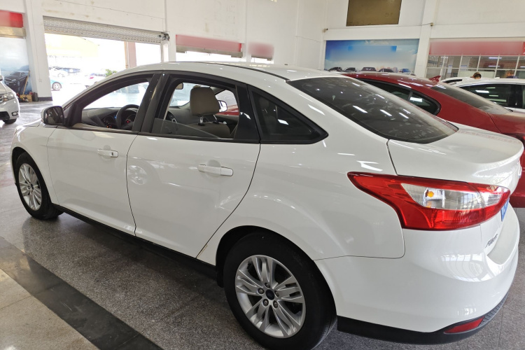 福特 福克斯 2012款 三厢 1.6L 自动舒适型车身外观4