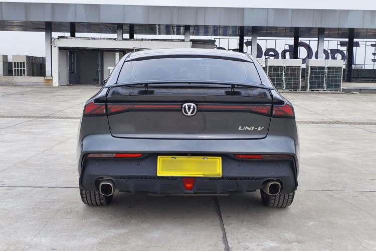 长安UNI-V 2022款 1.5T 尊贵型车身外观6004