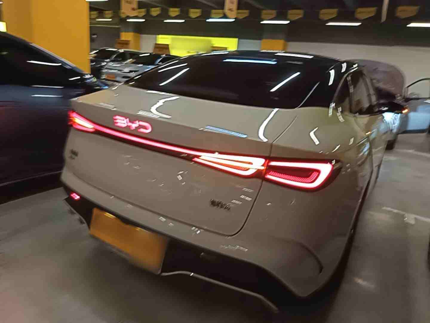 车辆右后45度外观展示