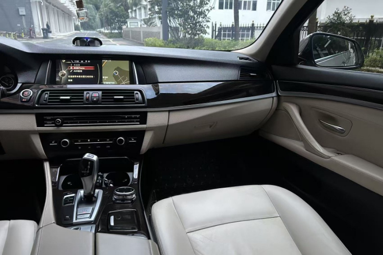 宝马5系 2014款 525Li 豪华设计套装中控内饰7002