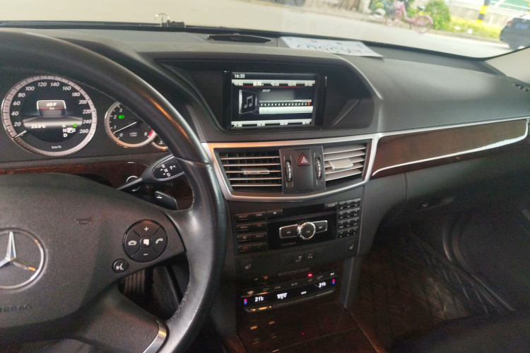 奔驰E级 2013款 E 300 L 优雅型中控内饰12