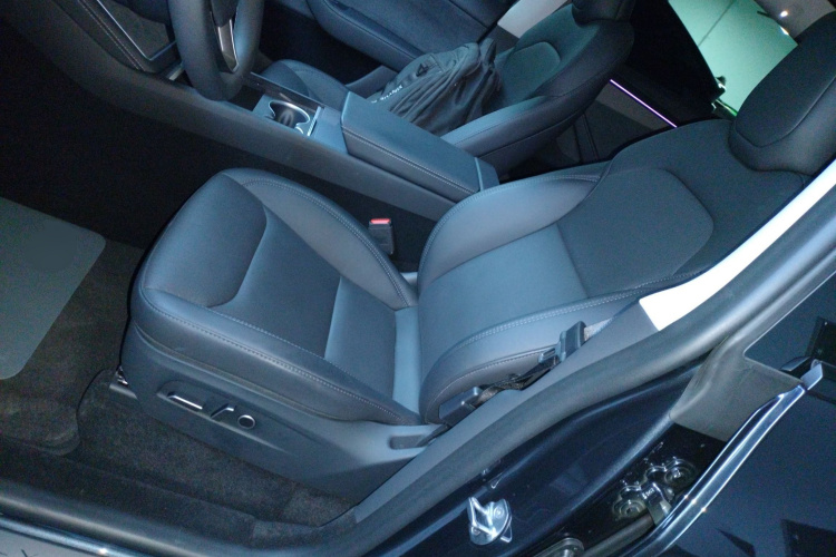 特斯拉 Model Y 2025款 长续航全轮驱动版中控内饰19