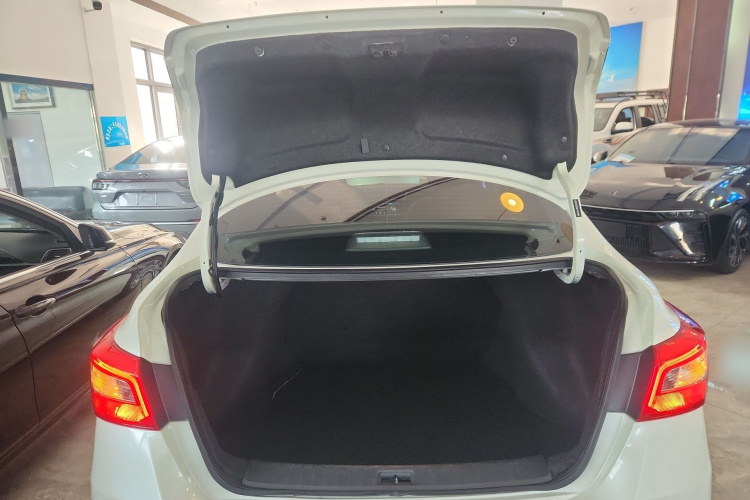 日产 轩逸 2022款 经典 1.6XE CVT舒适版机舱底盘23