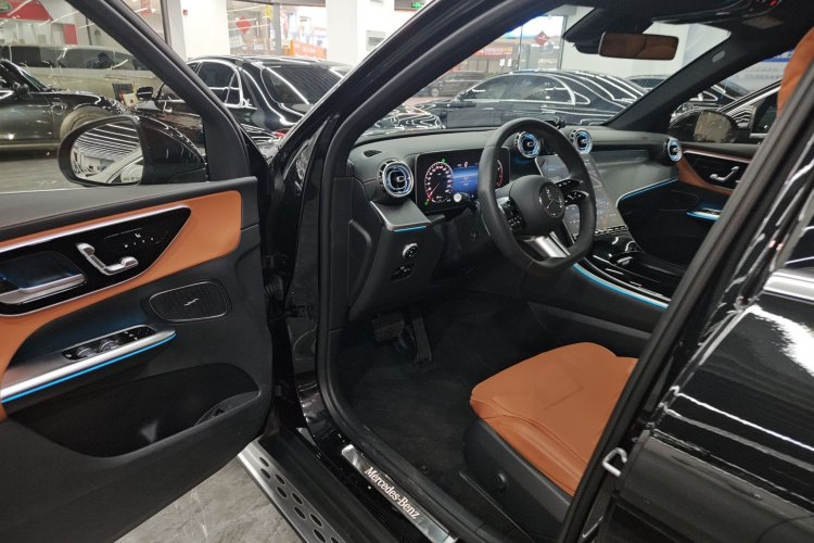 奔驰GLC 2023款 改款 GLC 260 L 4MATIC 豪华型 7座中控内饰20