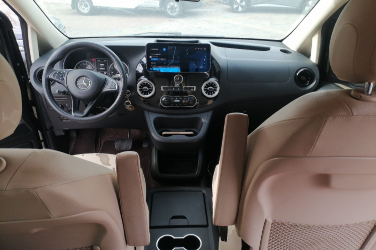 奔驰 威霆 2021款 2.0T 精英版 7座中控内饰12