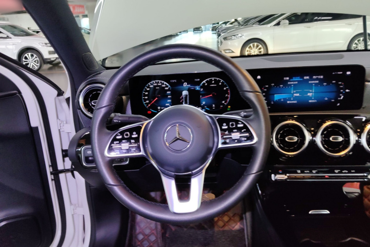 奔驰A级 2021款 A 180 L 运动轿车局部细节13