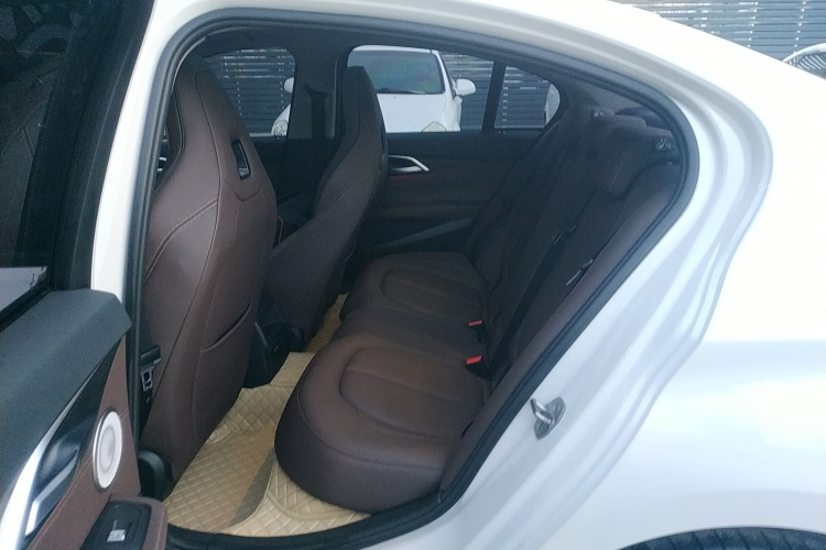 宝马1系 2021款 改款 125i M运动曜夜版中控内饰7004