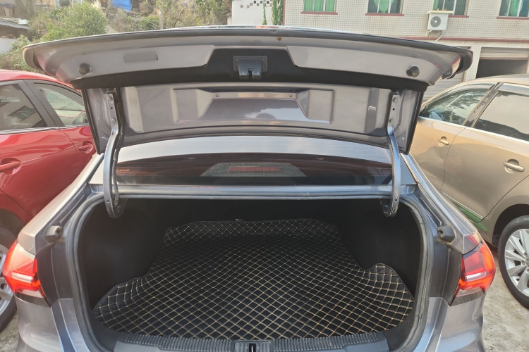 荣威i5 2021款 1.5L CVT钻石版机舱底盘23