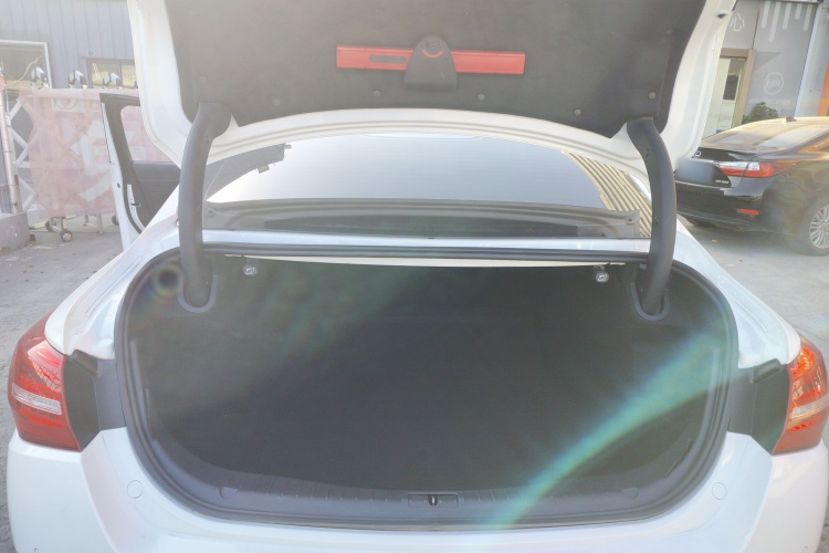 红旗H5 2019款 30TD 型动版机舱底盘23