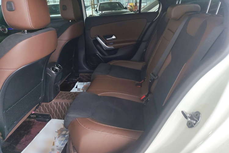 奔驰A级 2021款 A 200 L 运动轿车时尚型中控内饰7004