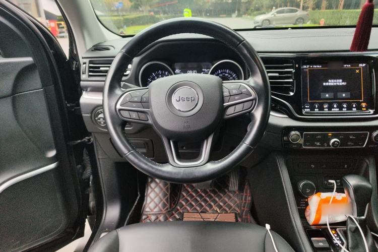 Jeep 大指挥官 2018款 2.0T 四驱尊享导航版 国V中控内饰13