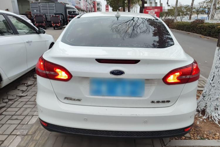 福特 福克斯 2017款 三厢 1.6L 自动风尚型智行版车身外观6