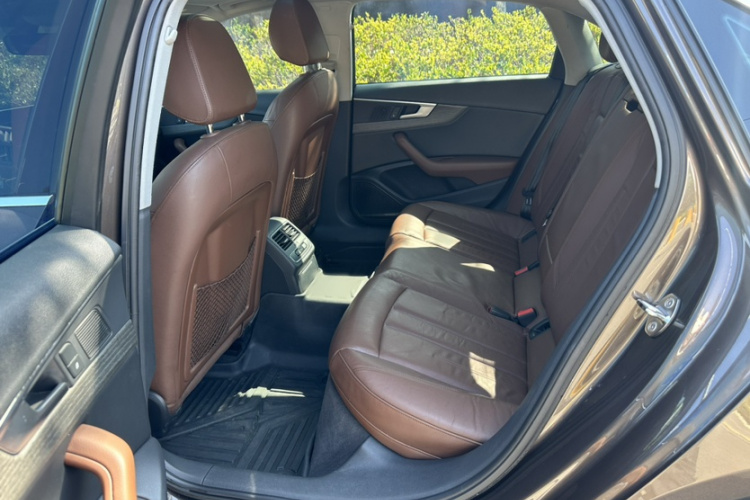 奥迪A4L 2017款 45 TFSI quattro 风尚型中控内饰7003