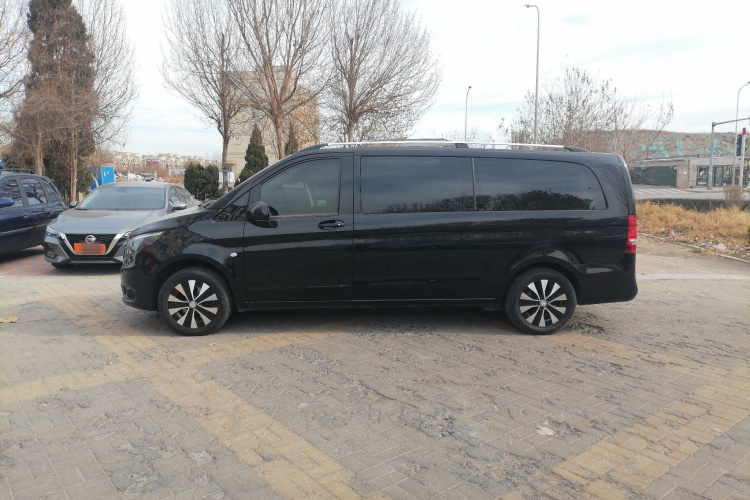 奔驰 威霆 2021款 2.0T 精英版 7座车身外观4