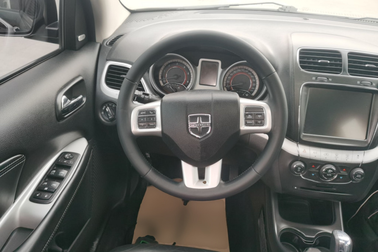 道奇 酷威 2015款 2.0TD 四驱尊尚版中控内饰13