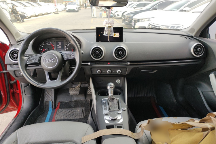 奥迪A3 2018款 30周年年型 Limousine 35 TFSI 时尚型中控内饰12