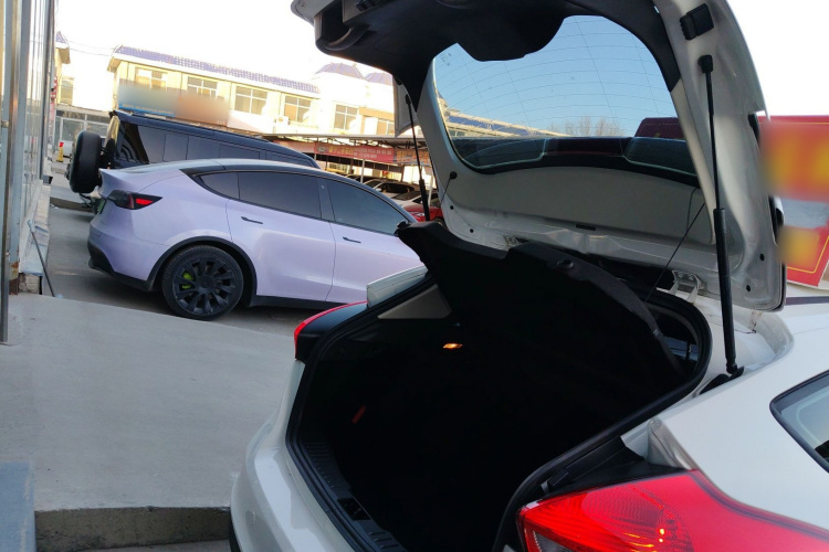 福特 福克斯 2018款 两厢经典 1.6L 自动风尚型智行版机舱底盘23