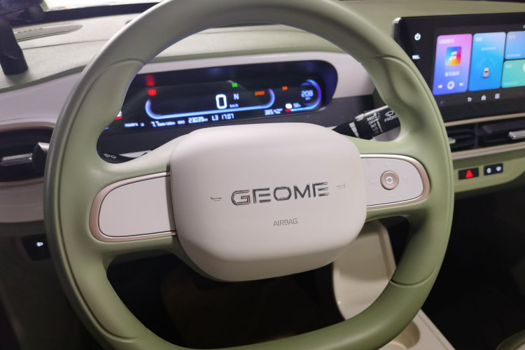 吉利银河 2025款 210km 熊猫骑士中控内饰13