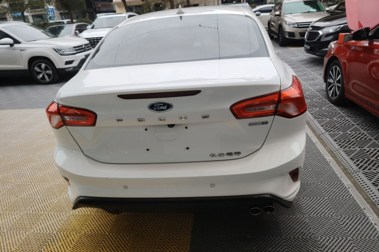 福特 福克斯 2020款 三厢 EcoBoost 180 自动锋潮型车身外观6