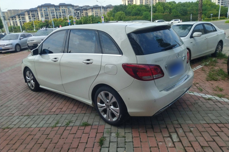 奔驰B级 2017款 B 200 动感型车身外观4