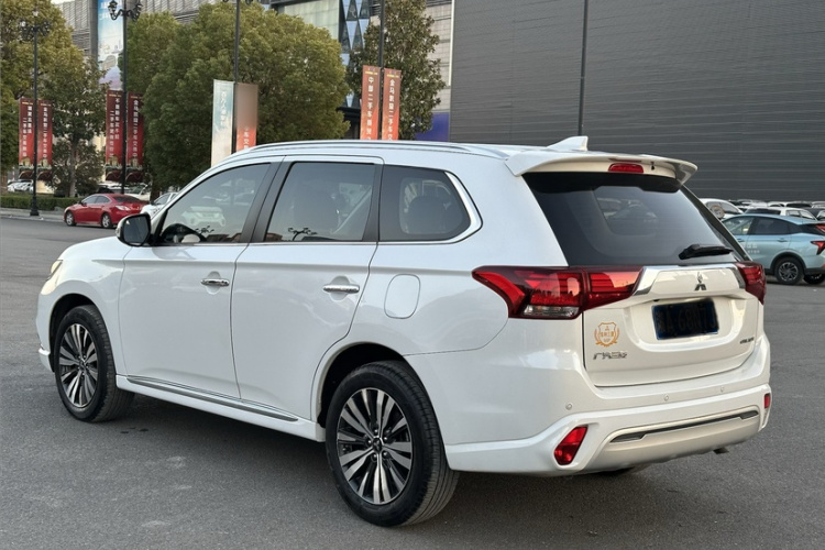 三菱 欧蓝德 2021款 2.4L 四驱致享版 7座车身外观6003