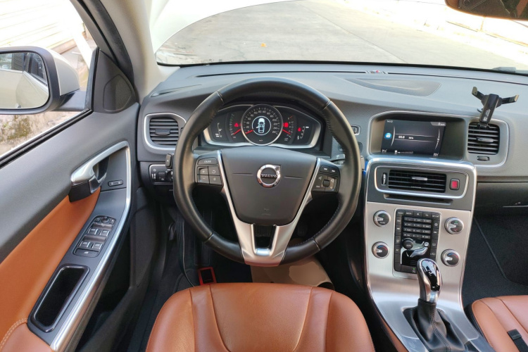 沃尔沃S60 2019款 S60L 改款 T5 智进进阶版中控内饰13