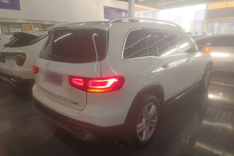 奔驰GLB 2023款 GLB 220 动感型车身外观7