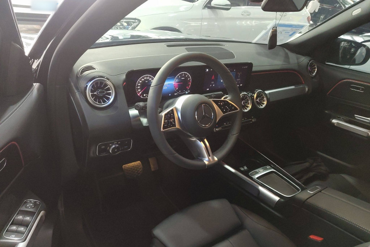 奔驰GLB 2024款 改款 GLB 220 动感型中控内饰7002