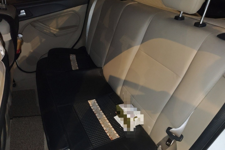 福特 福克斯 2013款 两厢经典 1.8L 手动时尚型中控内饰7004