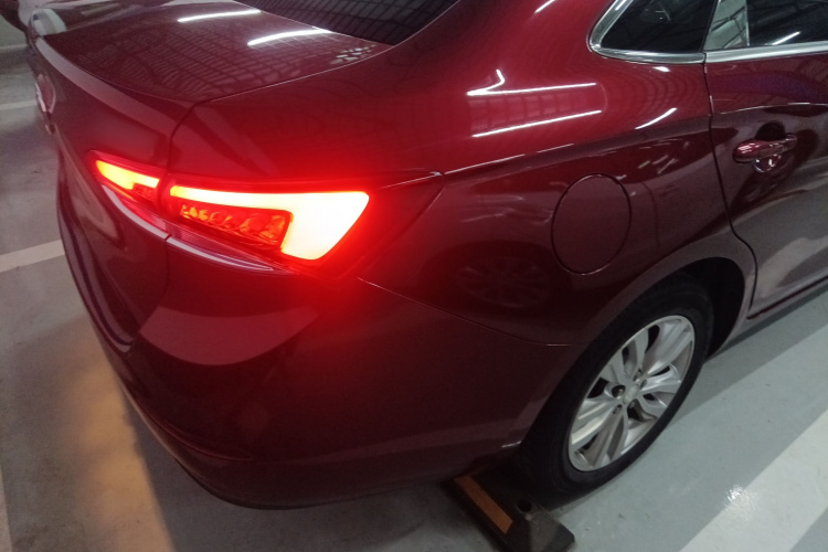 别克 英朗 2021款 改款 典范 1.5L 自动精英型车身外观9