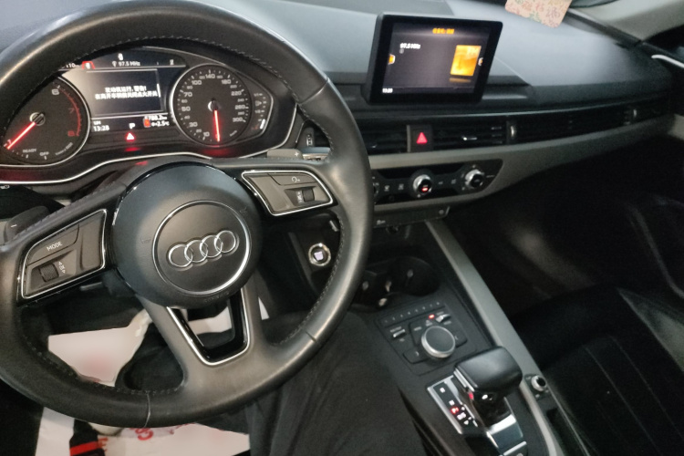 奥迪A4L 2018款 30周年年型 30 TFSI 进取型中控内饰13