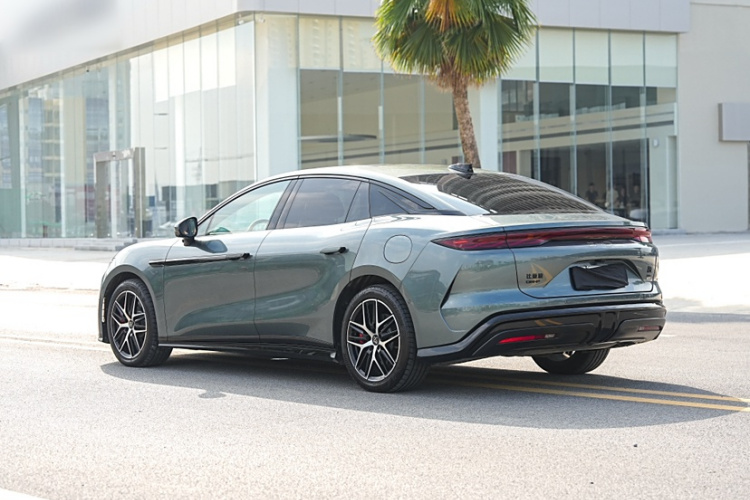 比亚迪 汉L 2025款 DM-p 四驱激光雷达旗舰型车身外观6012