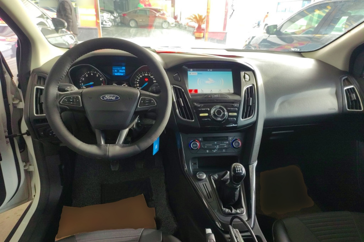 福特 福克斯 2017款 三厢 EcoBoost 125 手动超能风尚型智行版中控内饰12