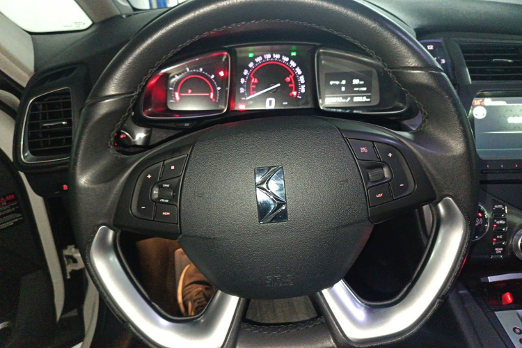 DS 5 2014款 1.6T 豪华版THP160局部细节13