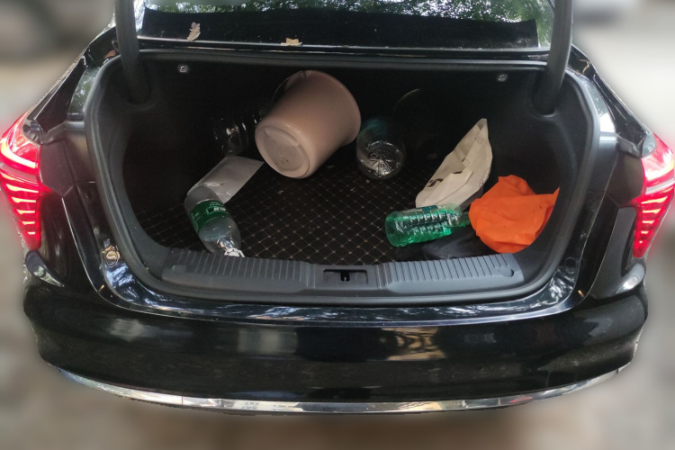 红旗H5 2023款 2.0T 自动智联旗领版中控内饰23