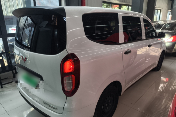 五菱汽车 五菱宏光新能源 2024款 纯电版 300KM 标准型车身外观6005