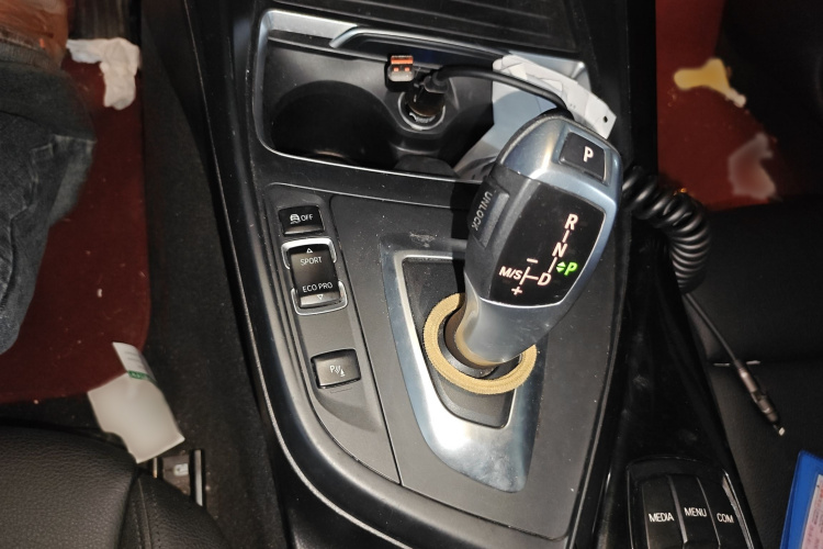 宝马2系(进口) 2018款 220i 敞篷轿跑车 运动设计套装局部细节18