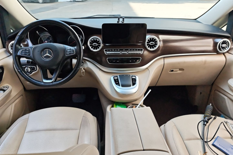 奔驰V级 2020款 V 260 尊贵版中控内饰12