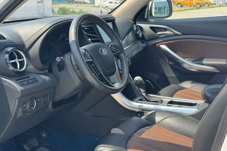 比亚迪 宋 2016款 盖世版 1.5TID 自动精英型中控内饰7004