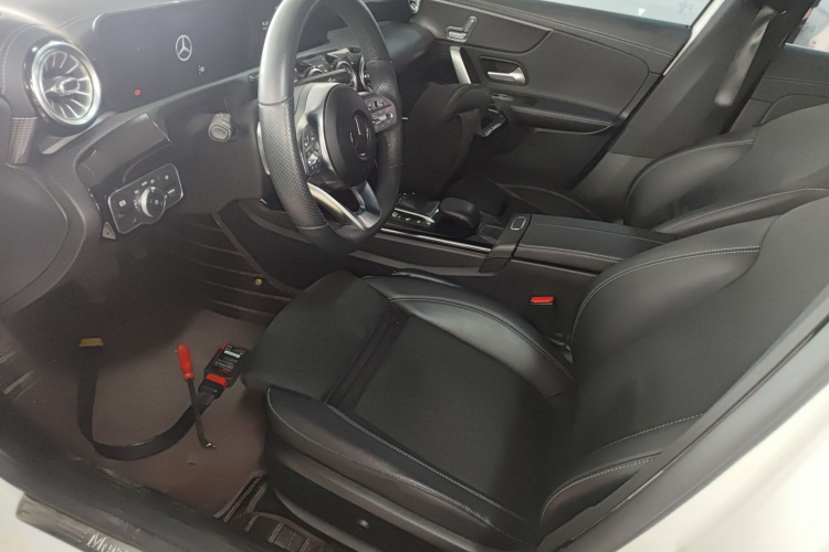 奔驰A级 2021款 A 200 L 运动轿车时尚型中控内饰19