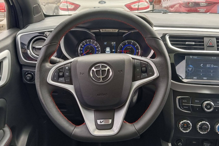 中华V3 2015款 1.5L 手动智能型中控内饰7002